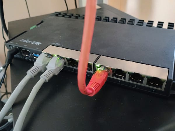 ¿Por qué mi MikroTik usa tanta CPU con solo 60 Mbps de tráfico?